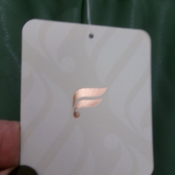 New with tag, Fabletics Vegan Leather Sage Smoke Green High Rise Shorts L Large - Picture 4 of 8